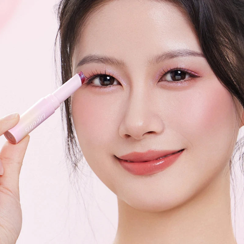Water-Gloss Jelly Eyeshadow Stick Is a One-Swipe Makeup Highlight Eyeshadow Stick with Pearl Shimmer in Multiple Colors. Luminous Highlight Eyeshadow Stick Is a Two-Use Stick for Eyebrows. Waterproof Effect That Lasts Long an
