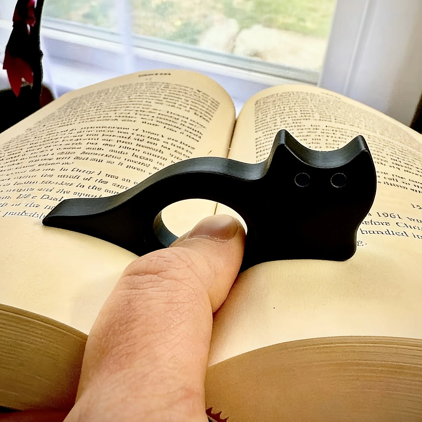 Ergonomic Cat-Shaped Thumb Bookmark  Reading Aid  Page Holder  Prevents Hand Pressure, Sweat, and Slipping