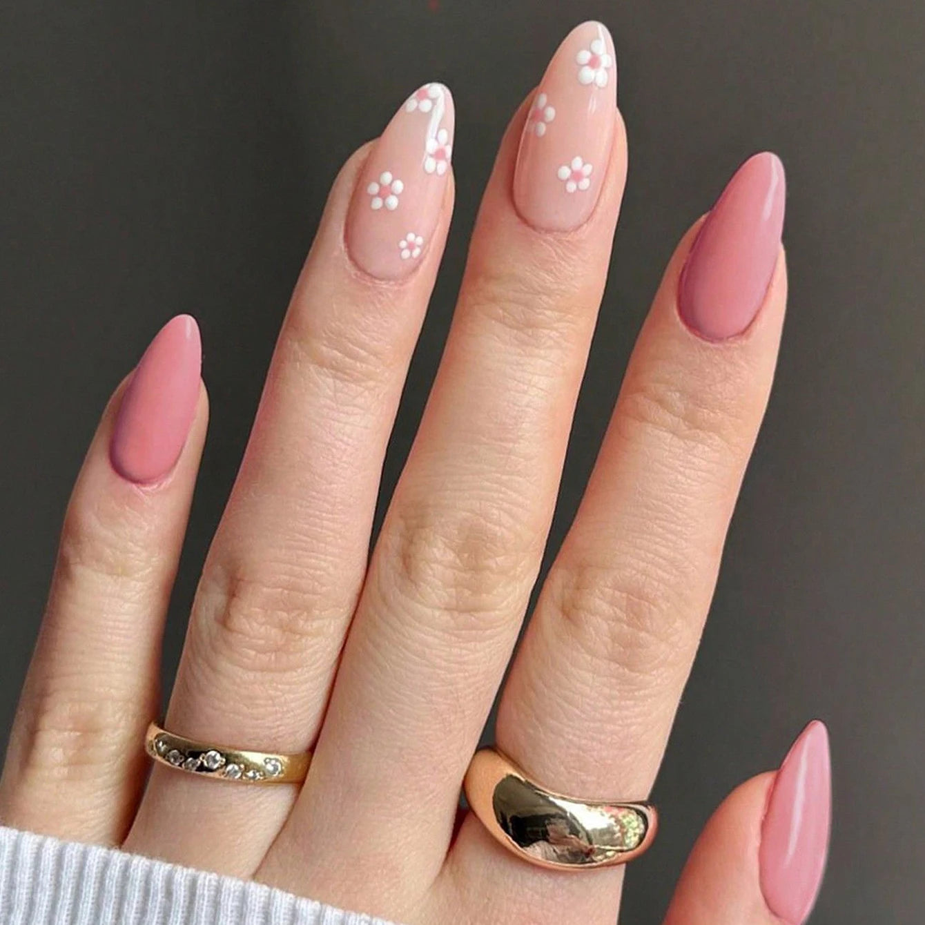 24PCS/ medium almond nail, red love pattern decoration, gold line outline, exquisite elegance, simple and generous, suitable for