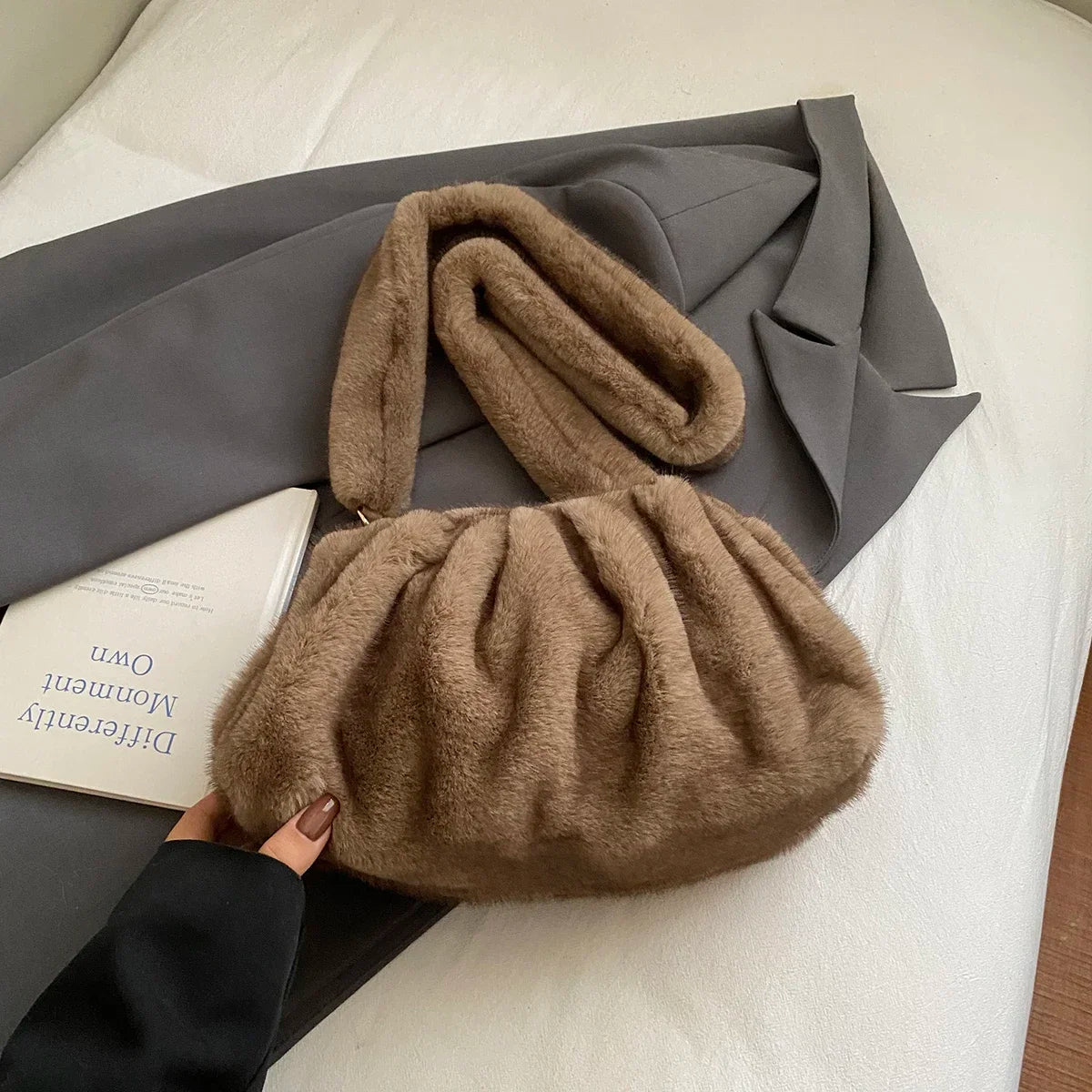 Fashionable Wrinkled Cloud Bag Soft Faux Fur Small Shoulder Bags for Women 2025 Winter Trend Korean Plush Handbags Crossbody Bag