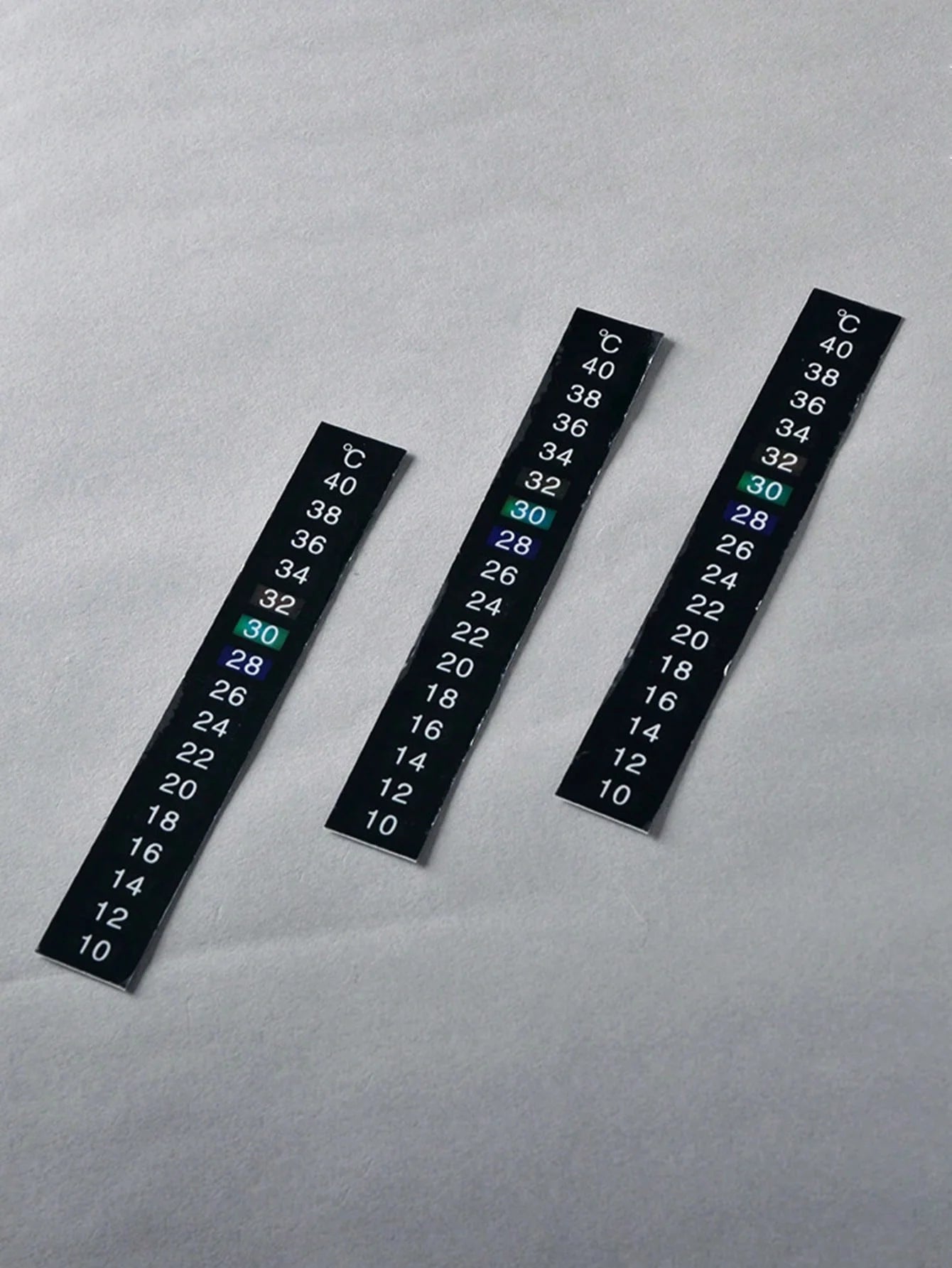 1pc-Accurate and easy to read aquarium thermometer stickers - perfect for monitoring water temperature in fish tanks