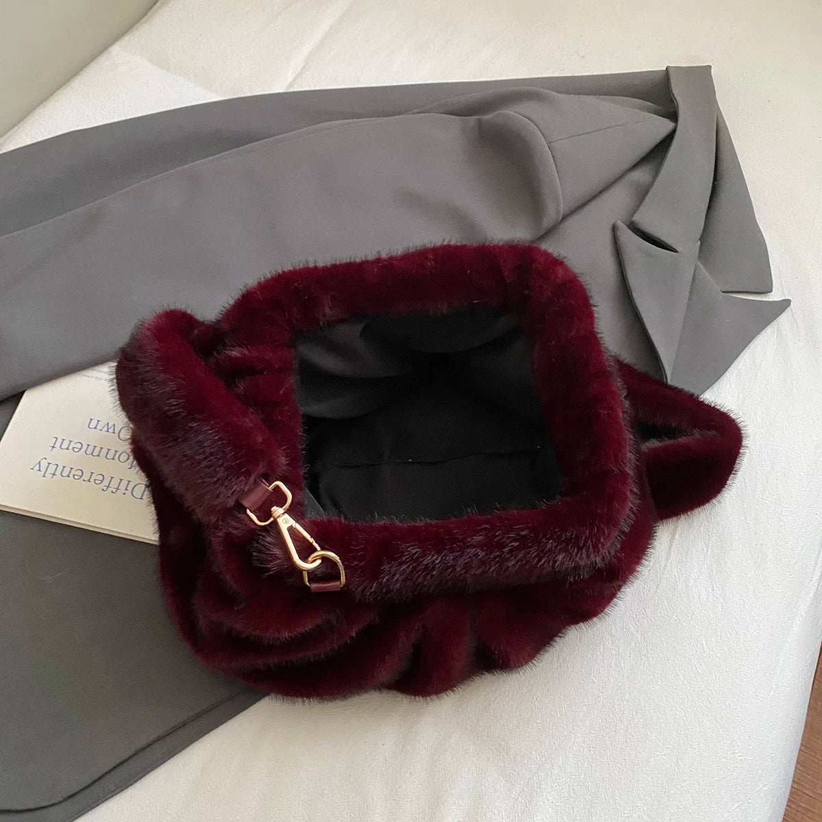 Fashionable Wrinkled Cloud Bag Soft Faux Fur Small Shoulder Bags for Women 2025 Winter Trend Korean Plush Handbags Crossbody Bag