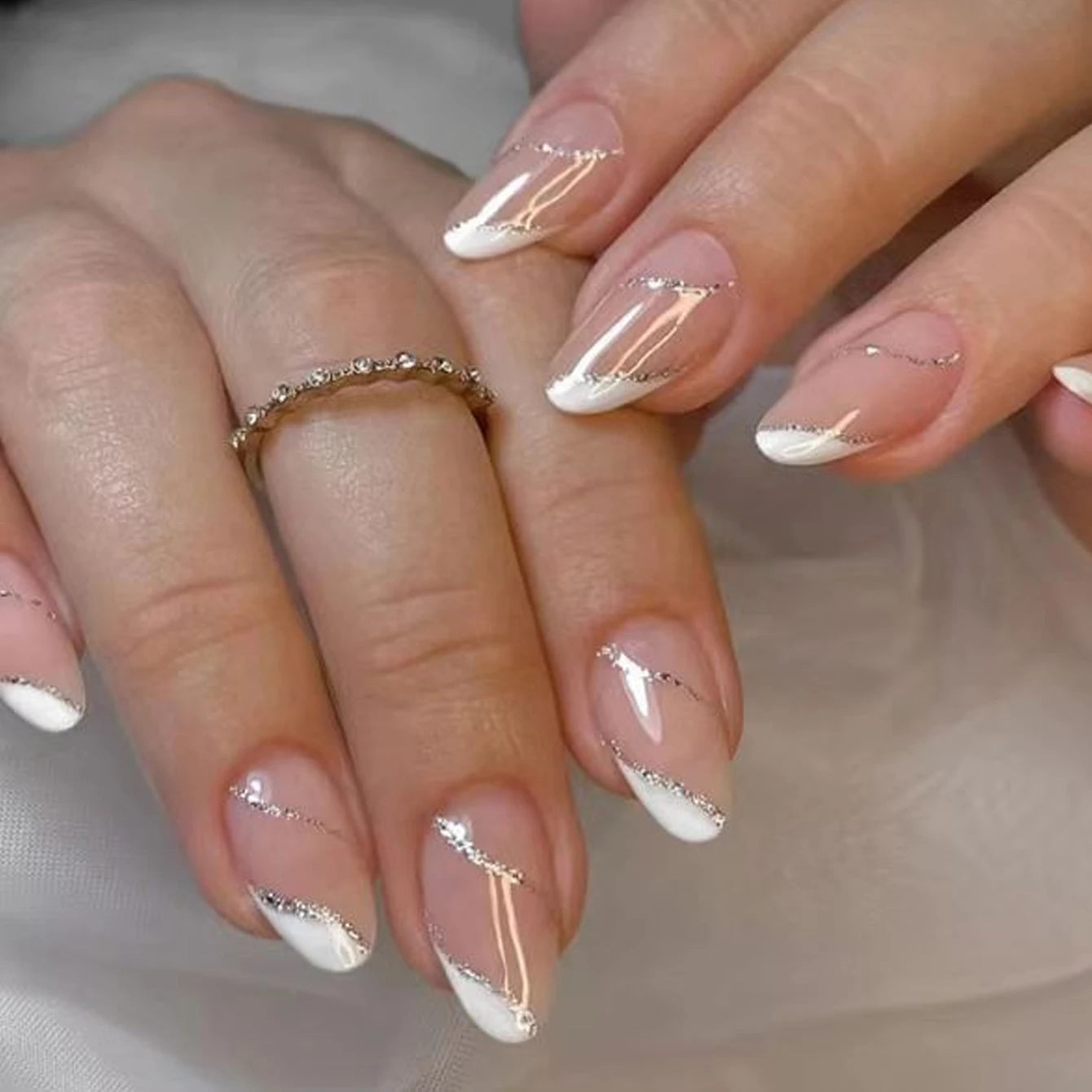24PCS/ medium almond nail, red love pattern decoration, gold line outline, exquisite elegance, simple and generous, suitable for