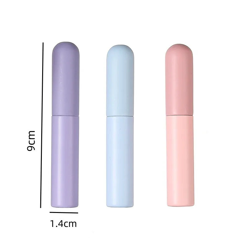 Silicone lip brush with protective cap - oval head suitable for applying lipstick and concealer, free alcohol, wooden handle