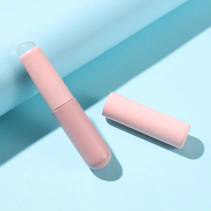 Silicone lip brush with protective cap - oval head suitable for applying lipstick and concealer, free alcohol, wooden handle